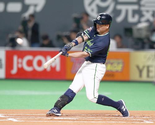 日本ハム対ヤクルト　1回表ヤクルト1死、中越え本塁打を放つ青木（撮影・黒川智章）