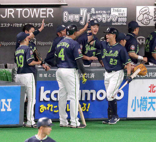 日本ハム対ヤクルト1回表ヤクルト1死、先制となる右越えソロ本塁打を放ちチームメートに出迎えられる青木（右）（撮影・佐藤翔太）