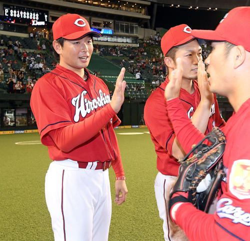 西武に大勝し6勝目を挙げた広島大瀬良は、田中広らとタッチを交わす（撮影・たえ見朱実）