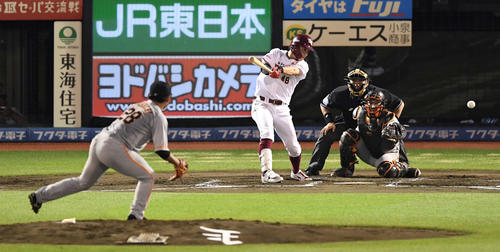 楽天対巨人　2回裏楽天2死二塁、左前適時打を放つ渡辺佳。投手田口（撮影・鈴木みどり）
