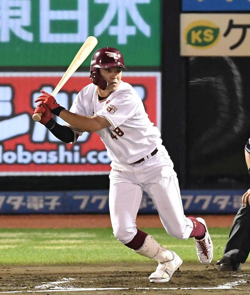 楽天対巨人　2回裏楽天2死二塁、左前適時打を放つ渡辺佳（撮影・鈴木みどり）