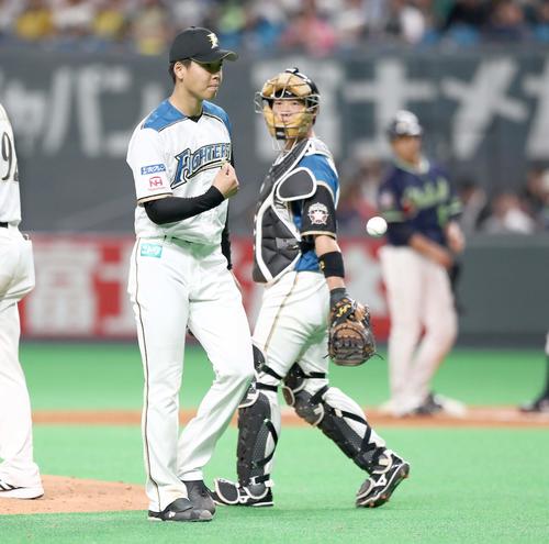 日本ハム対ヤクルト　5回途中降板の杉浦（撮影・黒川智章）
