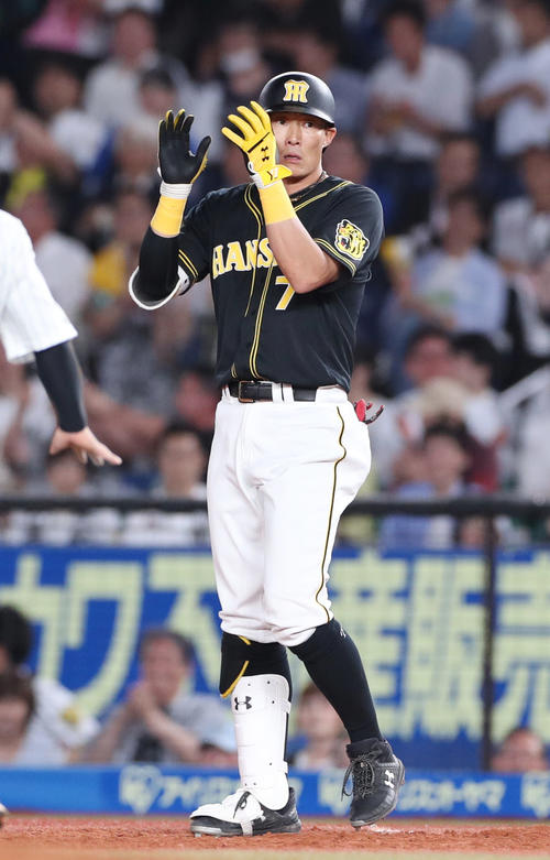 ロッテ対阪神　4回表阪神2死一、三塁、右前適時打を放ち、手をたたく糸井（撮影・前田充）
