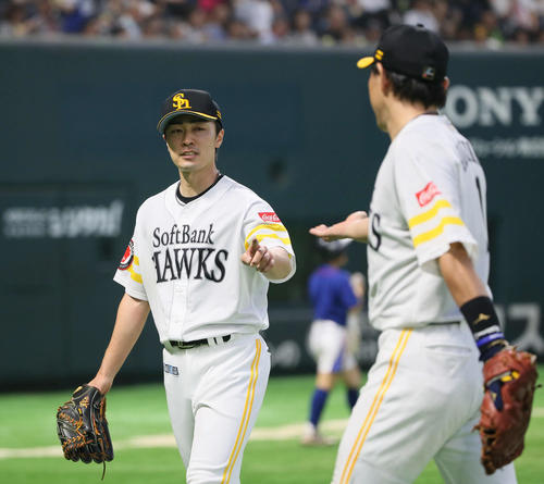 ソフトバンク対中日　5回表中日攻撃終了、好守を見せた内川（右）を迎える和田（撮影・栗木一考）