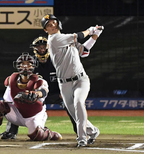 楽天対巨人　6回表巨人無死、左中間にソロ本塁打を放つ坂本勇（撮影・鈴木みどり）