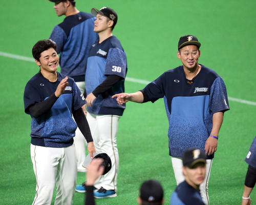 日本ハム対ヤクルト試合前、談笑する日本ハム清宮と中田（右）（撮影・佐藤翔太）