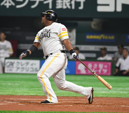6回裏ソフトバンク2死、デスパイネは勝ち越しの2点本塁打を放つ（撮影・今浪浩三）