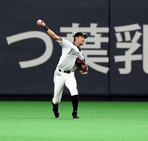 日本ハム対ヤクルト　4回表ヤクルト1死一、三塁、坂口の右飛で大田が本塁に送球し三塁走者山田哲を補殺する（撮影・黒川智章）
