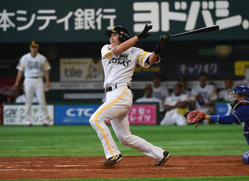 2回裏ソフトバンク2死、内川は左越え勝ち越し本塁打を放つ（撮影・今浪浩三）