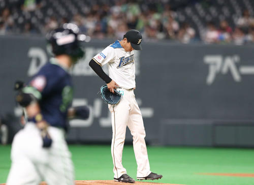 日本ハム対ヤクルト　1回表ヤクルト1死、青木に本塁打を浴びる日本ハム杉浦（撮影・黒川智章）
