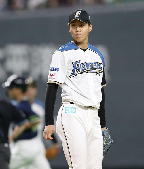 1回、ヤクルト青木（左）に先制ソロを浴びた日本ハム杉浦（共同）