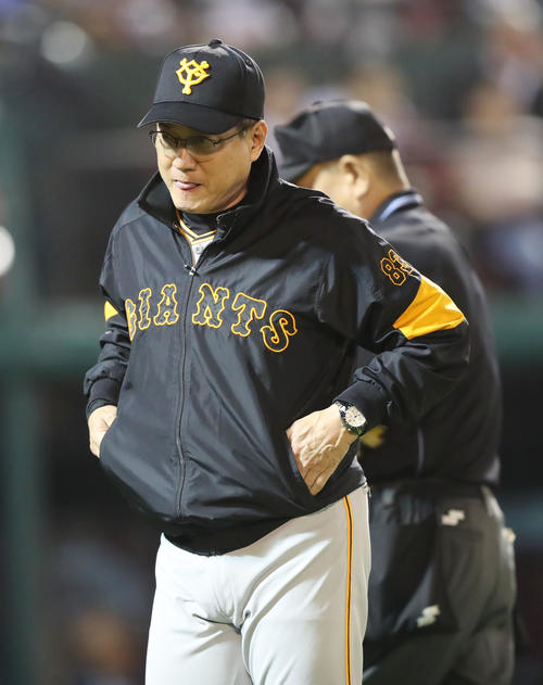 楽天対巨人　8回裏楽天1死満塁、投手交代を告げ舌を出しながらベンチに戻る巨人原監督（撮影・垰建太）