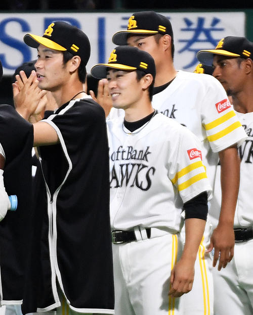 中日を破りナインを出迎える和田毅（中央）ら投手陣（撮影・今浪浩三）