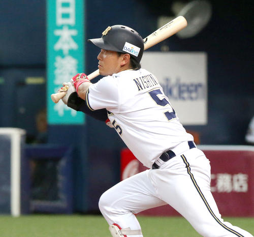 オリックス対DeNA　8回裏オリックス2死一塁、西野真弘は中越え適時二塁打を放つ（撮影・上山淳一）