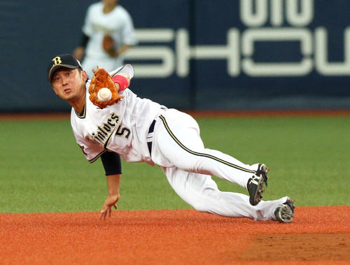 オリックス対DeNA　4回表DeNA1死一塁、西野はロペスの打球を好捕し、大城にグラブトスし二塁封殺する（撮影・上山淳一）