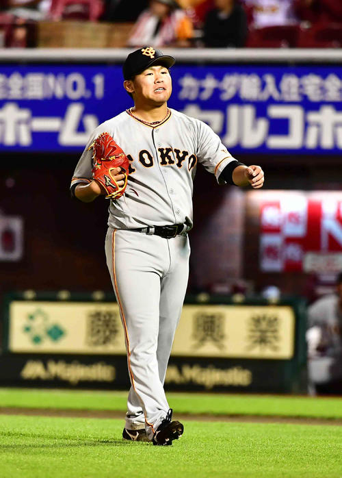 楽天対巨人　4回裏楽天2死一、二塁、茂木に右前適時打を許し悔しそうな表情を見せる巨人先発の田口（撮影・小沢裕）　