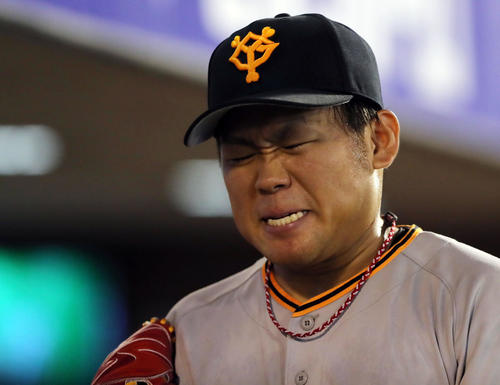 楽天対巨人　4回裏、さらに失点を許した巨人田口は厳しい表情でベンチに戻る（撮影・垰建太）