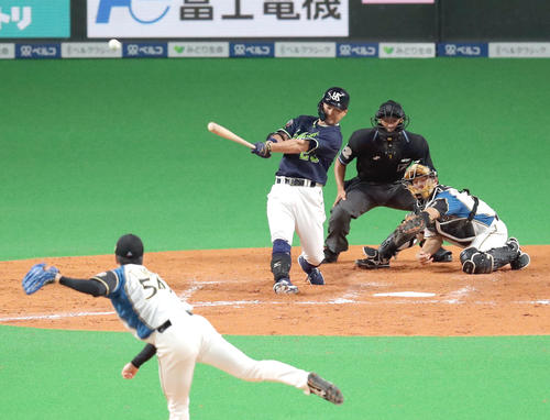 日本ハム対ヤクルト5回表ヤクルト1死満塁、青木は適時打を放つ（撮影・佐藤翔太）