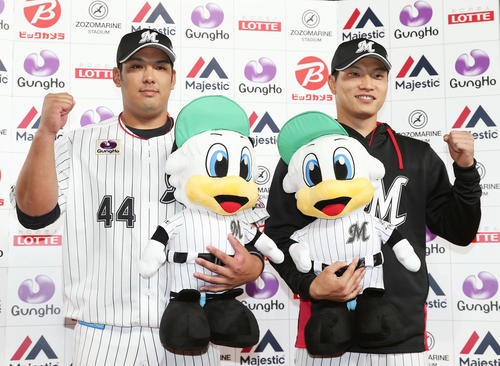 ロッテ対阪神　お立ち台で笑顔でガッツポーズする井上（左）と岩下（撮影・前田充）