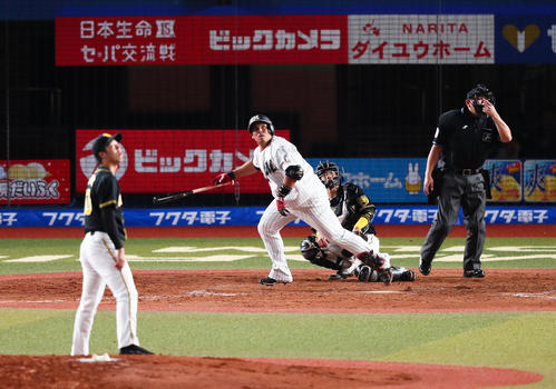 ロッテ対阪神　3回裏ロッテ無死一塁、井上は左越え2点本塁打を放つ。投手青柳（撮影・足立雅史）