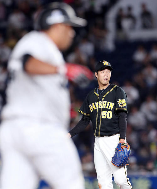 ロッテ対阪神　3回裏ロッテ無死一塁、井上に2点本塁打を浴びる青柳（撮影・前田充）