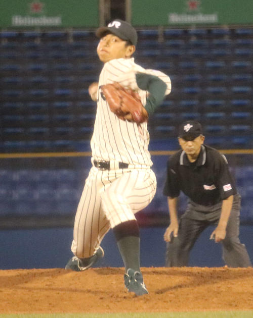 JR東日本対明治安田生命　力投するJR東日本の太田（撮影・佐藤勝亮）