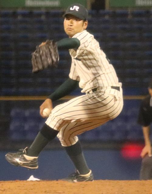 JR東日本対明治安田生命　力投するJR東日本の西田（撮影・佐藤勝亮）