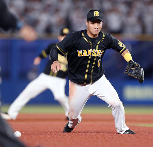 2回裏ロッテ1死一、三塁、荻野の打球を失策する遊撃手木浪（撮影・前田充）