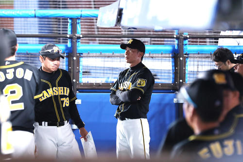 ロッテ対阪神　8回、矢野監督（中央）はベンチで厳しい表情を見せる（撮影・前田充）