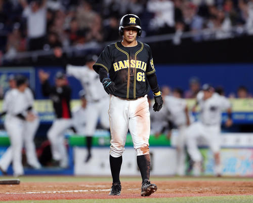 9回表阪神1死三塁、高山の左飛で本塁に達していた植田は三塁に戻れずゲームセット（撮影・前田充）