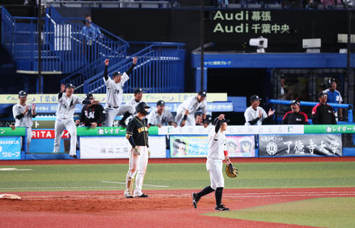 ロッテ対阪神　9回表阪神1死三塁、高山（中央左）は左飛、併殺に倒れ試合終了。ぼうぜんと立ちつくす（撮影・足立雅史）