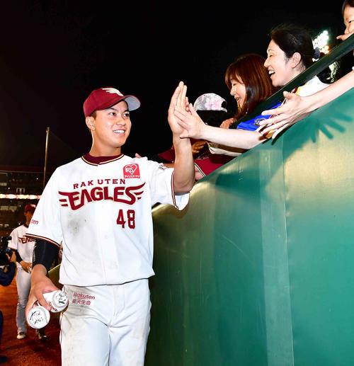 楽天対巨人　ヒーローインタビュー後の場内一周でファンとハイタッチする楽天渡辺佳（撮影・小沢裕）　