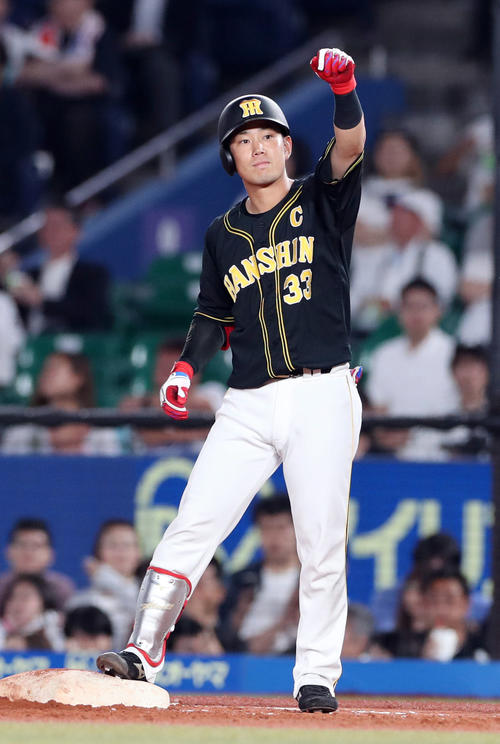 ロッテ対阪神　4回表阪神2死一、二塁、左前適時打を放ちガッツポーズする糸原（撮影・前田充）
