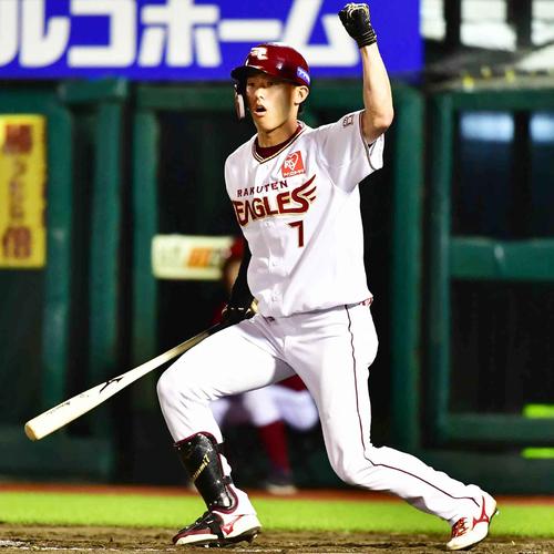 8回裏楽天1死満塁、辰己は勝ち越しの押し出し死球を受けてガッツポーズ（撮影・小沢裕）