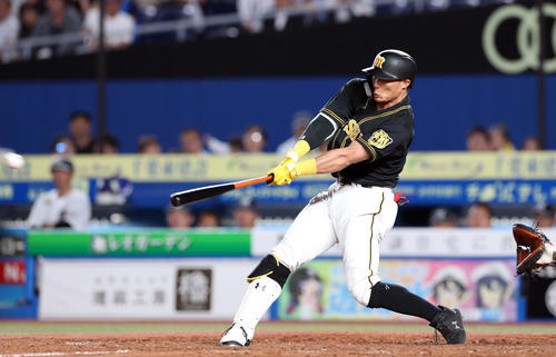 ロッテ対阪神　4回表阪神2死一、三塁、右前適時打を放つ糸井（撮影・前田充）
