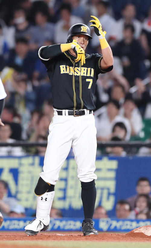 ロッテ対阪神　4回表阪神2死一、三塁、右前適時打を放ち、ベンチへ向かってパフォーマンス？する糸井（撮影・前田充）