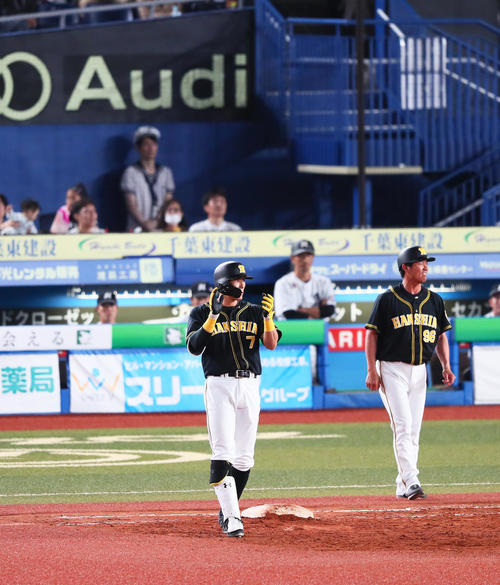 ロッテ対阪神　4回表阪神2死一、三塁、右前適時打を放ち手をたたく糸井（左）（撮影・足立雅史）