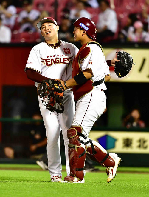 楽天対巨人　最後を締めた楽天松井（左）は堀内と勝利を分かち合う（撮影・小沢裕）　