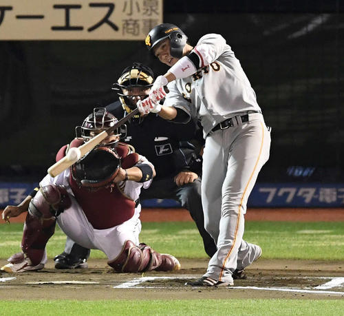 6回表巨人無死、左中間にソロ本塁打を放つ坂本勇（撮影・鈴木みどり）