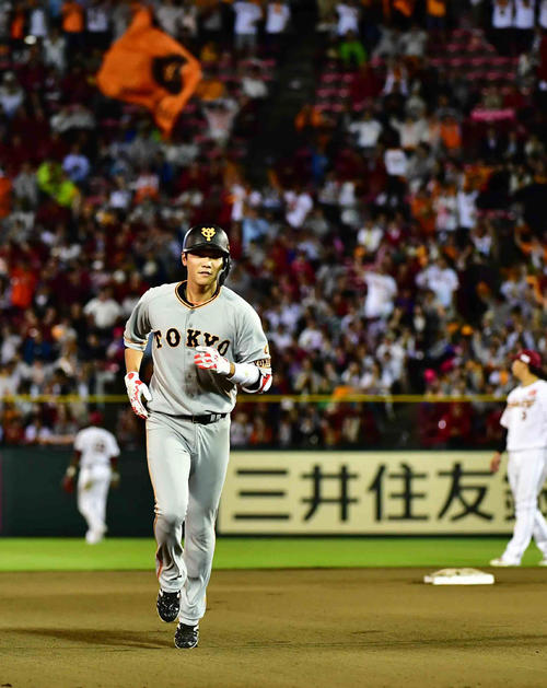 6回表巨人無死、坂本勇は左越えにソロ本塁打を放ちダイヤモンドを回る（撮影・小沢裕）