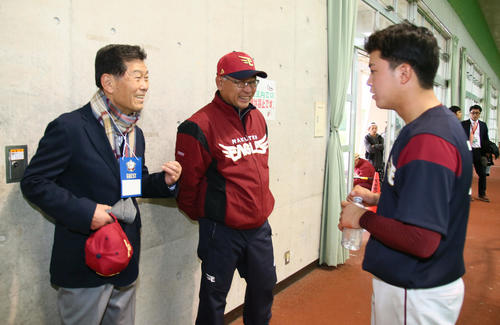 2月、楽天渡辺佳（右）はキャンプに訪れた横浜高前監督で祖父の元智氏（左）と談笑する