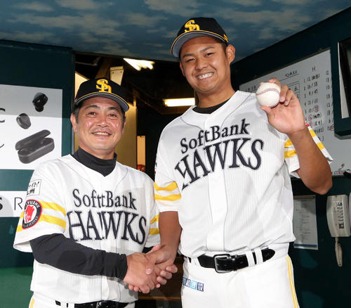 プロ初勝利を挙げ工藤監督（左）と握手を交わす椎野（撮影・栗木一考）