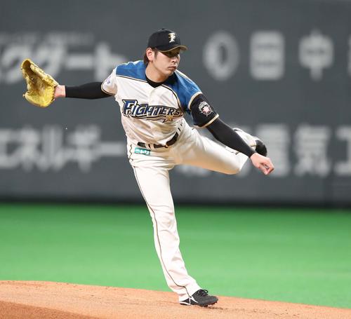 日本ハム対ヤクルト　日本ハム先発の加藤（撮影・黒川智章）