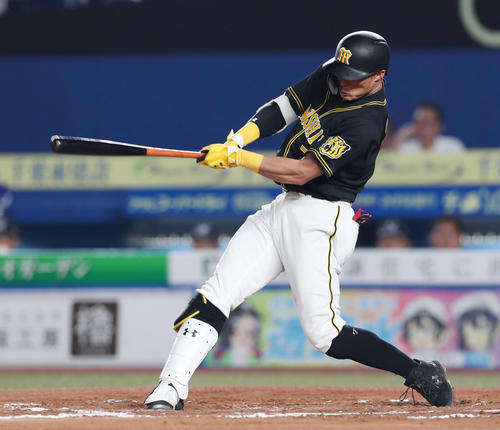 ロッテ対阪神　10回表阪神1死一、二塁、勝ち越しの右前適時打を放つ糸井（撮影・前田充）