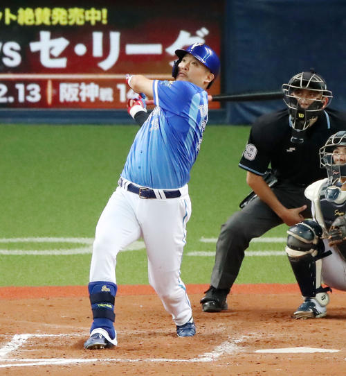 オリックス対DeNA　8回表DeNA無死、筒香は右越え本塁打を放つ（撮影・加藤哉）