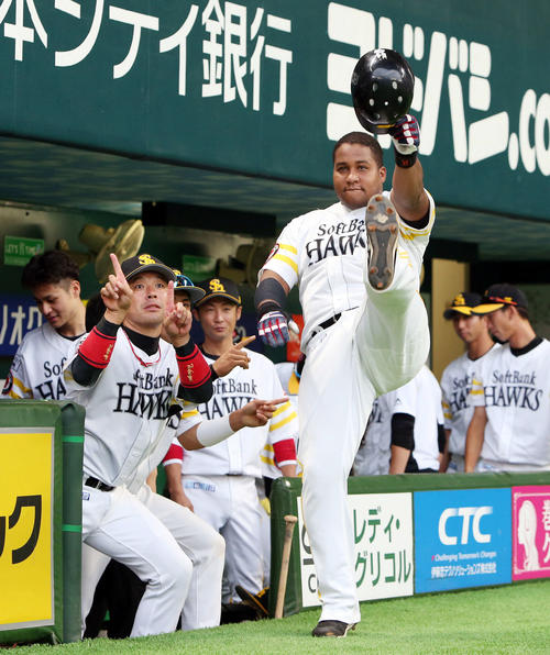 3回裏ソフトバンク2死、デスパイネは左中間に本塁打を放ち、ポーズを決める（撮影・栗木一考）