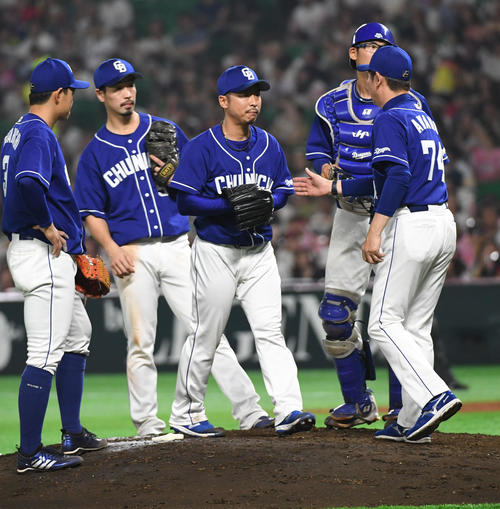 6回裏ソフトバンク1死満塁、押し出しの四球を与えた谷元は降板する（撮影・今浪浩三）