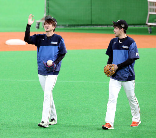 日本ハム対ヤクルト試合前、「瞳をとじて」が流れる中球場入りする日本ハム上沢と有原（右）（撮影・佐藤翔太）