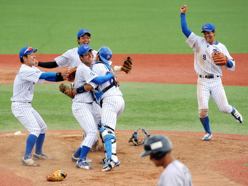 勝利の瞬間、マウンド上の鈴木貴(中央左）石井のバッテリーを中心歓喜する七十七銀行ナイン（撮影・佐々木雄高）