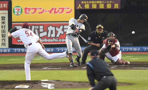 楽天対巨人　2回表巨人2死一、三塁、先制の左前適時打を放つ若林。投手石橋（撮影・鈴木みどり）